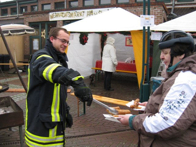 Leckere Bratwurst bekam man bei der Feuerwehr.