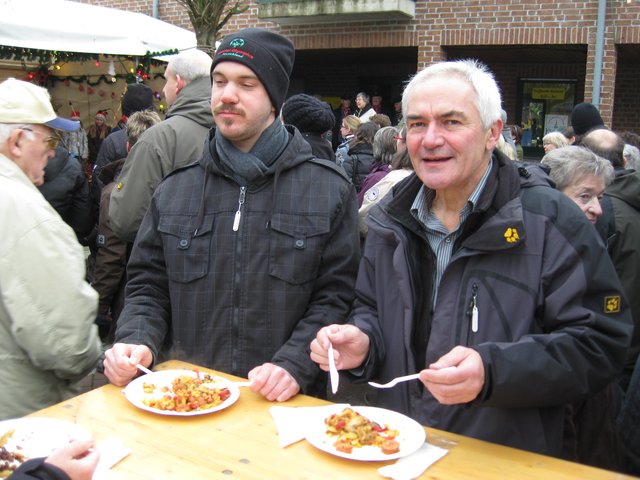 Dr. Theo Fleckenstein, stellv. Vorsitzender des Fördervereins der WFB Langenfeld, lässt sich die Räuberpfanne schmecken.