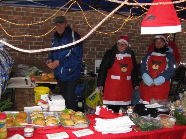 Am Stand von Tuspo Richrath gab es neben einer Tombola auch lecker belegte Brötchen.