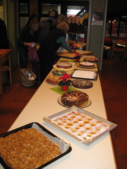 18 Frauen buken je 2 Kuchen für die Cafeteria zugunsten von Eine-Welt-Projekten von St. Martin.