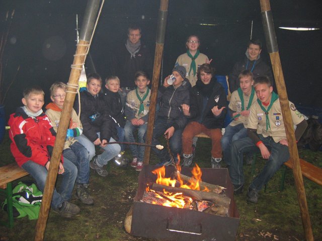 Stockbrotbacken ist ein Vergnügen der Pfadfinder.
