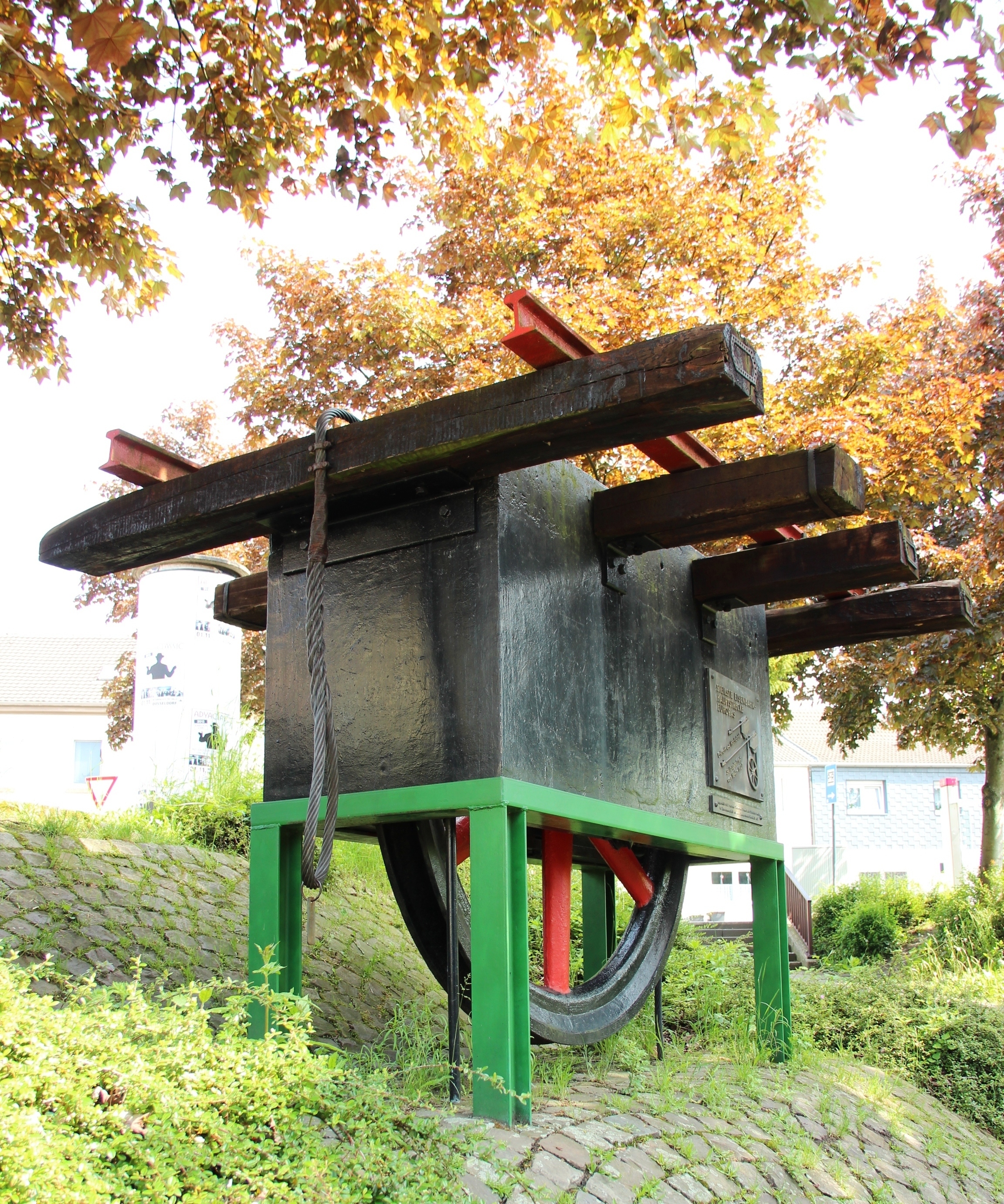 Denkmal am S-Bahnhof Hochdahl: ehemalige Umlenkrolle für den Seilzugbetrieb.