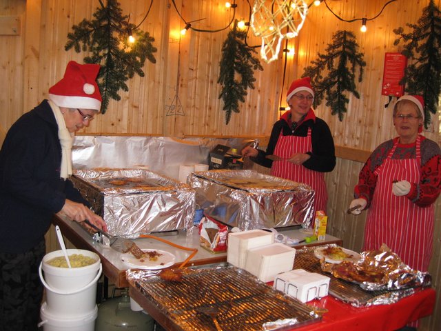 Der Kirchenchor "Cäcilia" wird seine Reibekuchen samt Apfelmus reißend los.