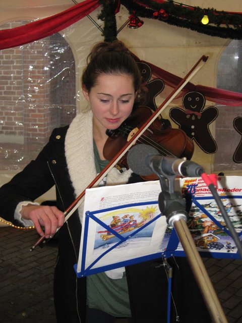 Jenny Waldow unterstützt seit Jahren die Musikgruppe "Friday" mit ihrer Violine.