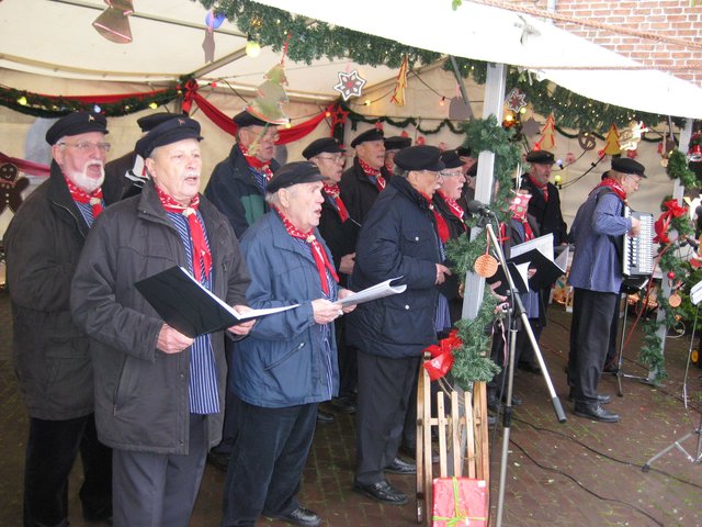 Der Shanty-Chor trat zum zweiten Mal auf dem Richrather Weihnachtsmarkt auf.