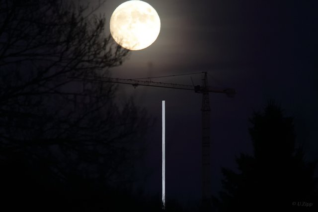 Mond, Lichtmarke und Baukran auf der Halde "Großes Holz"