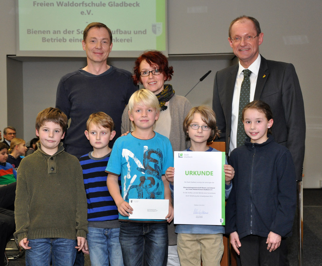 Bürgermeister Ulrich Roland mit den Gewinnern des Hauptpreises, der „Elternarbeitsgemeinschaft Bienenkunde und Imkerei der Freien Waldorfschule Gladbeck e.V.“
