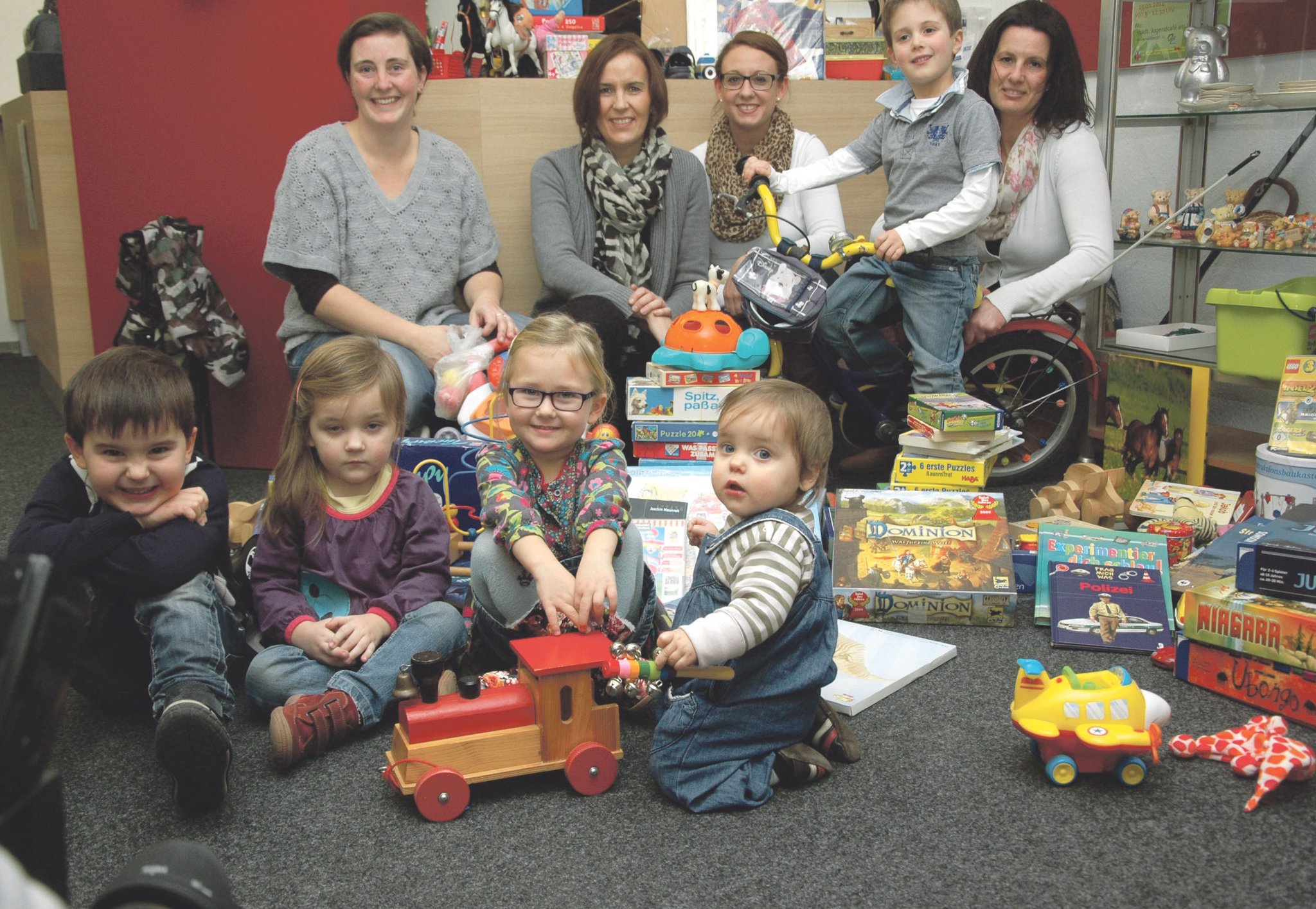 Kinder bringen Geschenke für Kinder - Emmerich am Rhein