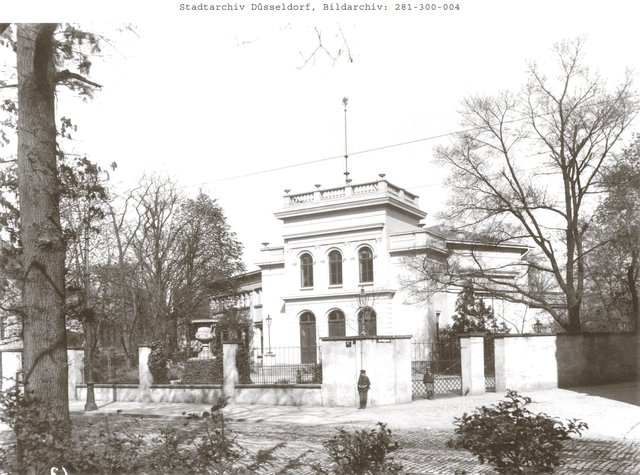 Um 1900 entstand diese Aufnahme der ehemaligen Philosophenvilla. Damals verfügte sie bereits über eine Außenterrasse. Das weitere Schicksal von Gebäude und Park blieb durch Umbauten geprägt.