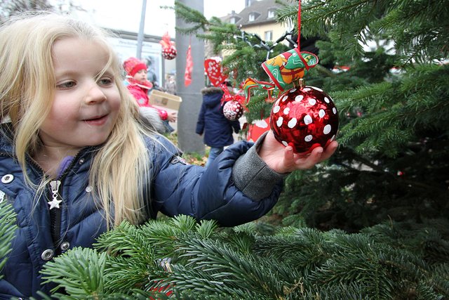 Nach dem Schmücken freuten sich die kleinen Bastler über den schönen Weitmarer Tannenbaum.