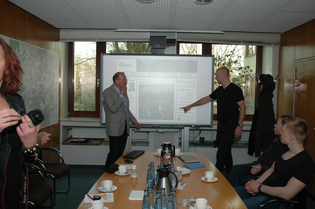 Bürgermeister Roland Schäfer und René Machwirth von maxxum media präsentieren den Stadtfilm.