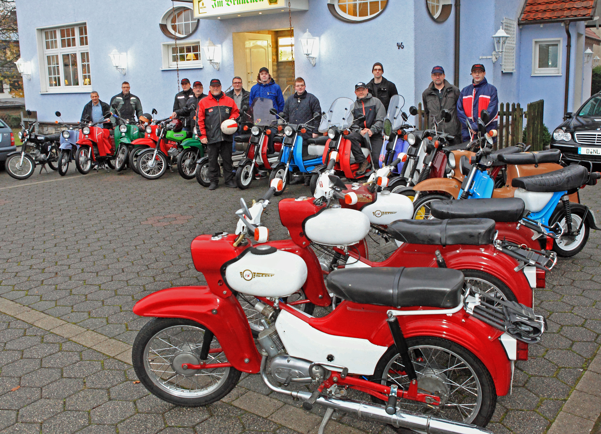 Die Simsonfreunde Hemer haben vor ihrem Vereinslokal „Im Bräucken“ ihre top-restaurierten DDR-Mopeds aufgebaut