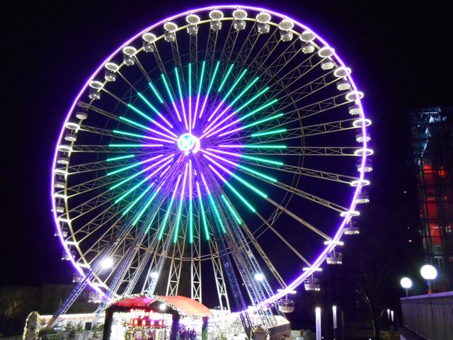 ...das ist ESSEN...das weihnachtliche RIESENRAD...