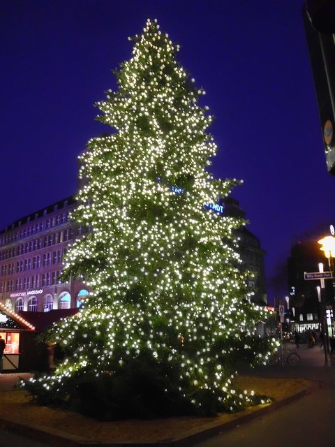 abends... am Essener HBF... am "Tor zur Innenstadt" , im Dezember 2013