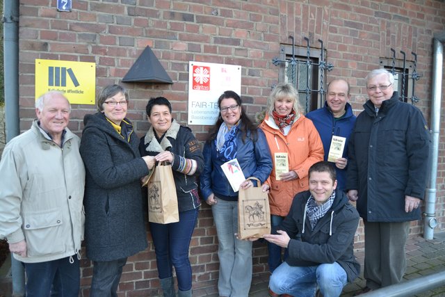 Bei der Spendenübergabe durch das Martinskomitee - v. l. n. r.: Klaus Sanders (F-t), Margret Schild (F-t), Sandra Grupe (MK), Rita Menke (Herzenswunsch), Andrea Bruns-Sagorny (MK), Andreas Howald (kniend MK), Johannes Bongartz (MK), Hermann van Lier (F-t) vor dem Pfarrheim St. Markus