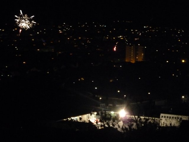 Feuerwerk überm Himmel und unten die Feuerwache