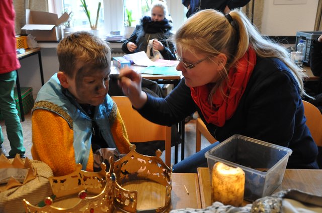 Julia Dolff sorgt für den letzten Schliff beim Schminken. | Foto: dib