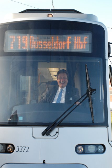 Düsseldorfs Oberbürgermeister Dirk Elbers hatte sichtlich Spaß an der neuen ÖPNV-Anbindung.