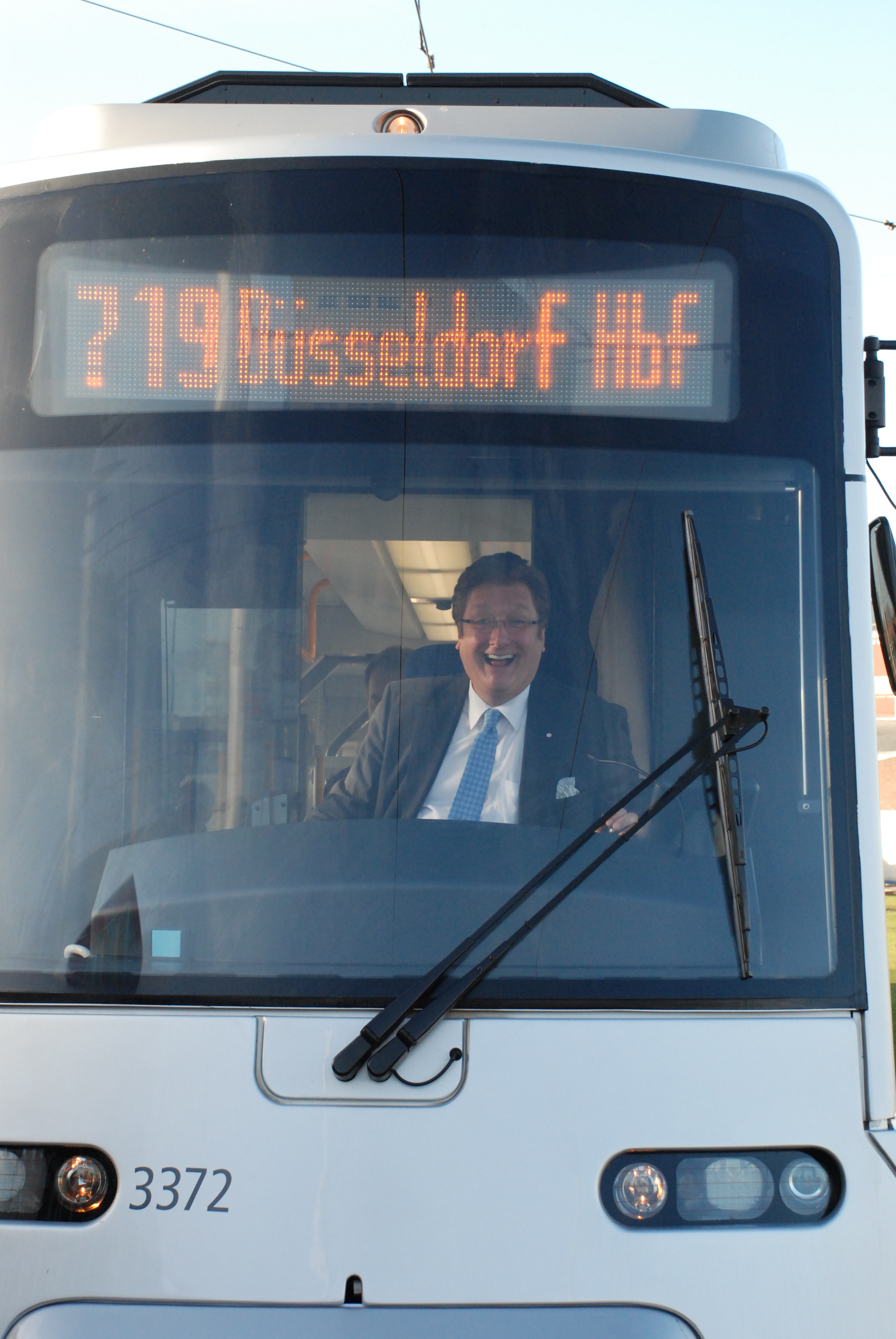 Düsseldorfs Oberbürgermeister Dirk Elbers hatte sichtlich Spaß an der neuen ÖPNV-Anbindung.