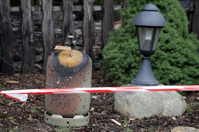 Feuerwehrleute brachten eine Gasflasche aus dem Gefahrenbereich. | Foto: Magalski