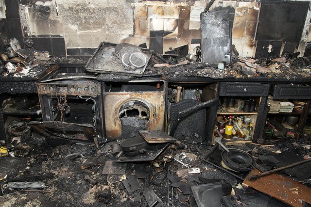 Blick in die Küche: Geräte und Schränke wurden ein Raub der Flammen. | Foto: Magalski