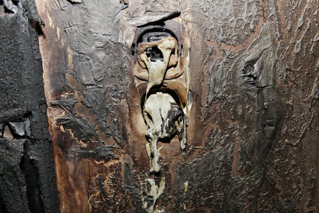 In der Wand schmolzen Lichtschalter und Steckdosen. | Foto: Magalski