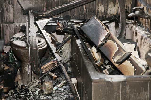 Das Bad gleicht nach dem Brand einem Schlachtfeld. | Foto: Magalski