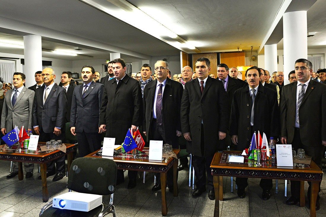 Auf dem Foto (vorne v. l.) 1. Saban Baysan (UETD Gladbeck e.V), Kahraman Nadir (Vors. Ditip Gladbeck), Necati Duman (Vors. UETD Gladbeck e.V), Özcan Ulupınar (AKP-Abgeordneter Zonguldaks, Nafi Cemal Tosyalı (Generalkonsul Münster), Dursund Döngel (Vorstand UETD Deutschland), Yasar Cördük (Vors. UETD NRW), Kasim Ogan (Hoca Ditip Gladbeck).