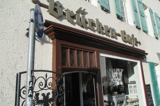 Alteingesessen... zumindest das Gebäude und das Cafe´... Besitzer...haben vermutlich öfter mal´gewechselt...