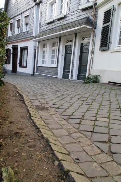 Alter, schöner...aber auch unwegsamer Asphalt... mitten in der Kettwiger Altstadt... passt zu den Gebäuden...