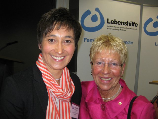 Die neue (Nicole Dünchheim, links) und die frühere Vorsitzende (Hilde Weidenfeld) der Lebenshilfe. Weidenfeld wurde kürzlich zum „Ehrenmitglied“ ernannt und mit der goldenen Ehrennadel des Bundesverbandes der Lebenshilfe ausgezeichnet.