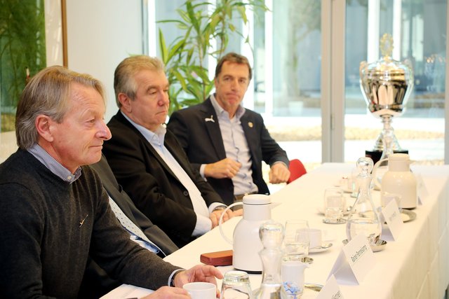 Den Pokal im Visier: Lorenz-Günther Köstner, Peter Frymuth und Helmut Schulte (v. l.) hoffen, dass sich ihre Fortuna beim Wintercup gut präsentiert.