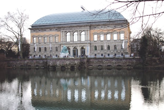 Früher Parlamentsgebäude, heute Museum für zeitgenössische Kunst: Das Ständehaus am Kaiserteich.beherbergt das K21. Foto: Siegel