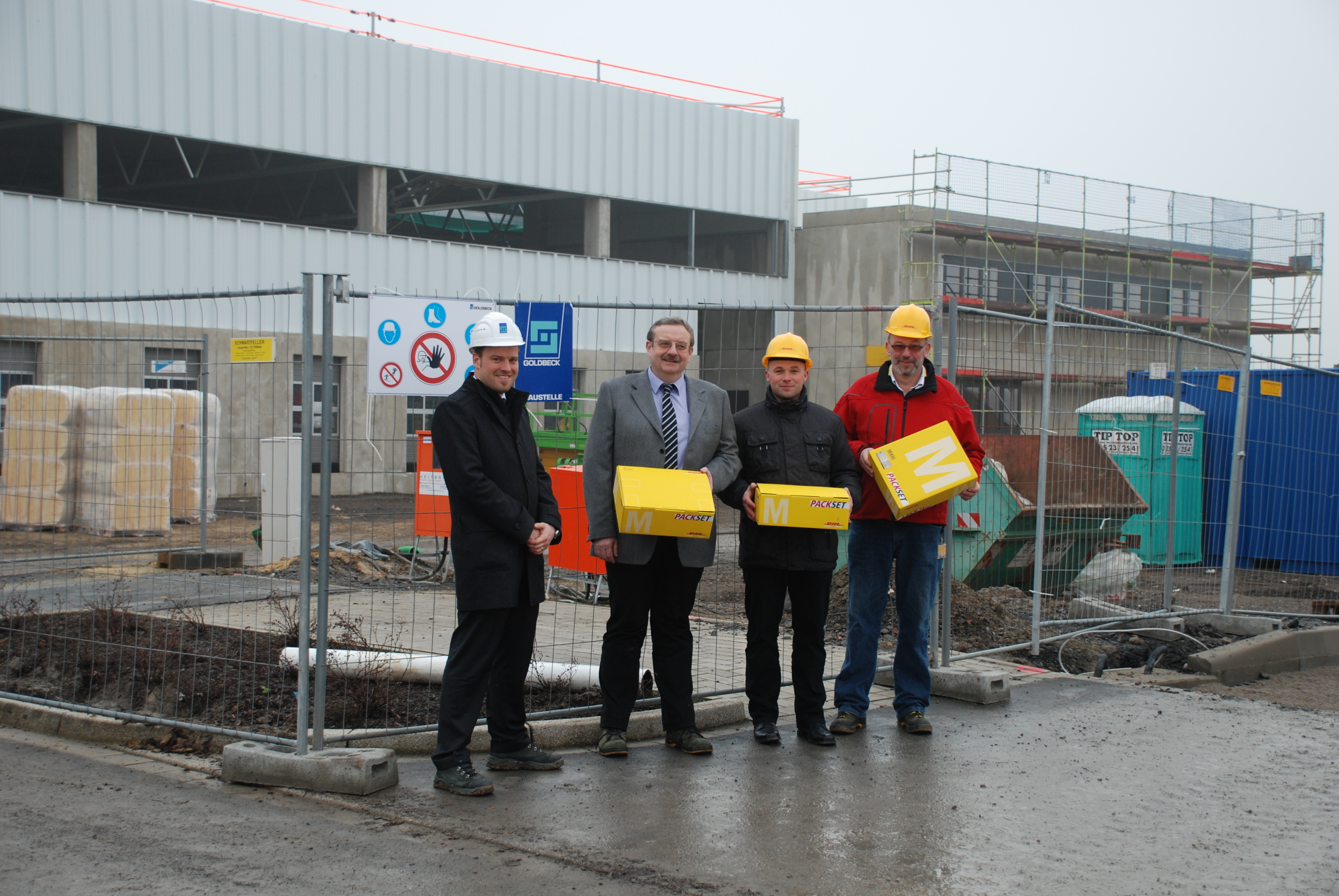 Über den Bau der neuen Zustellbasis am Kamen-Karree freuen sich (v.l.) Thorsten Schenk, Frank Moch, Sebastian Heinz und Peter Möck.