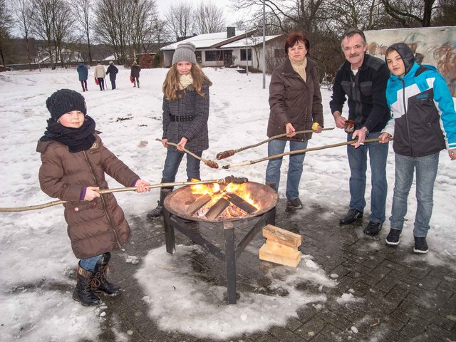 Nicht nur bei den Kindern ist die Freude groß, wenn es ans Backen des Stockbrots geht | Foto: Meinolf Wilmes
