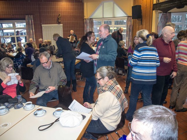 Am Ende eines interessanten Nachmittags warten im Bürgerhaus warme Getränke und eine Stärkung | Foto: Meinolf Wilmes