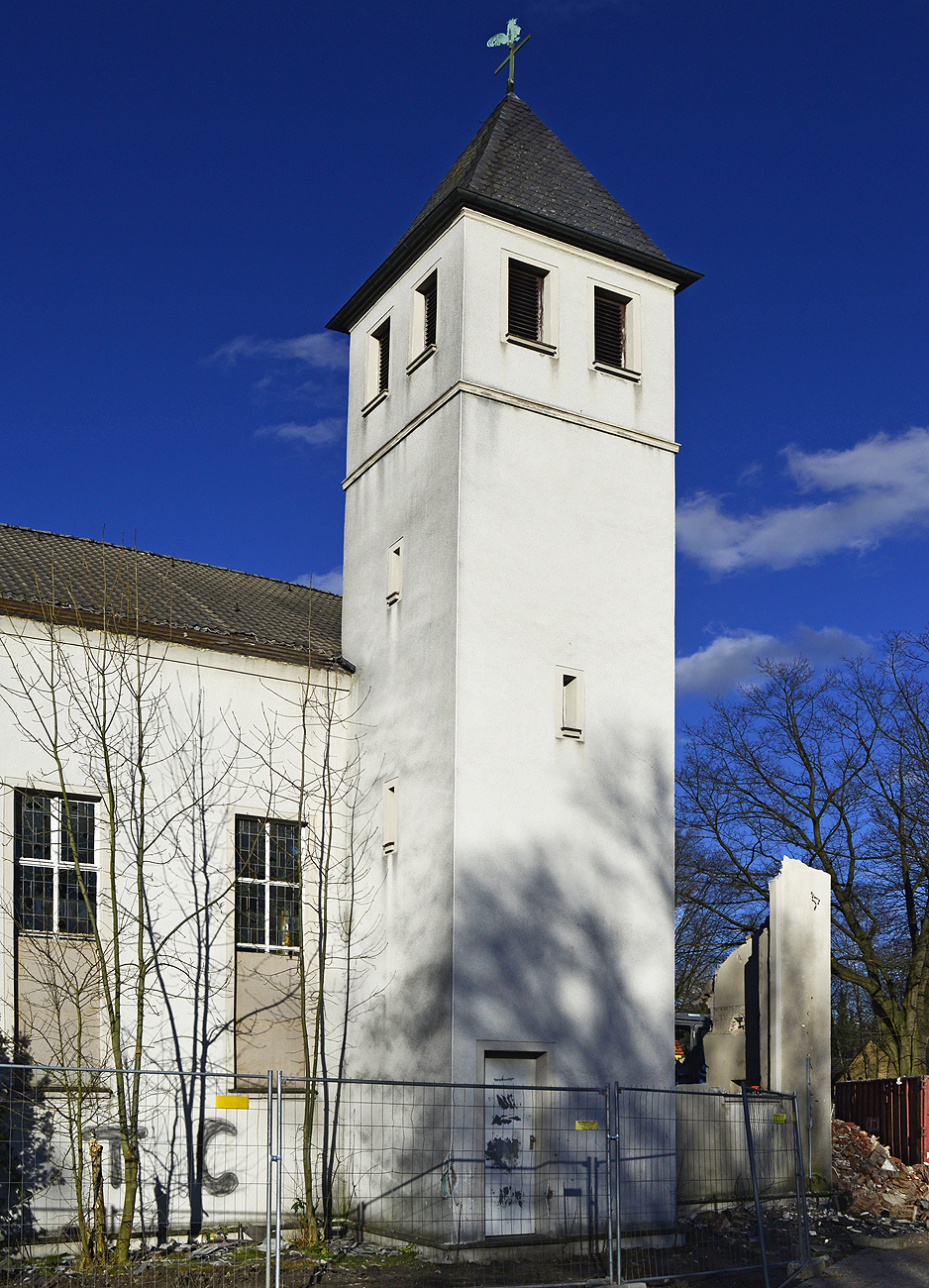 Die Tage der Pauluskirche in Gladbeck sind gezählt. Was passiert mit den Glocken im Turm? Foto: Kariger