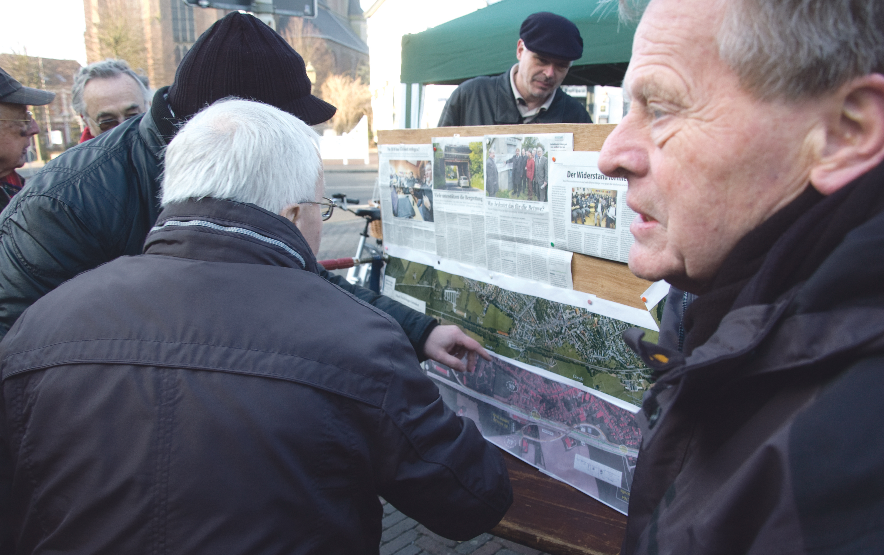 Anhand der ausgehängten Pläne diskutierten die Bürger auf dem Marktplatz die unterschiedlichen Varianten. Fotos (2): Jörg Terbrüggen
