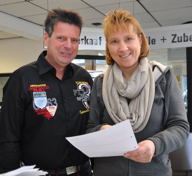 Kompetentes Team: KFZ-Meister Ralf Wegner und Marion Smeilus, die seit 20 Jahren als kaufmännische Angestellte im Autohaus arbeitet.