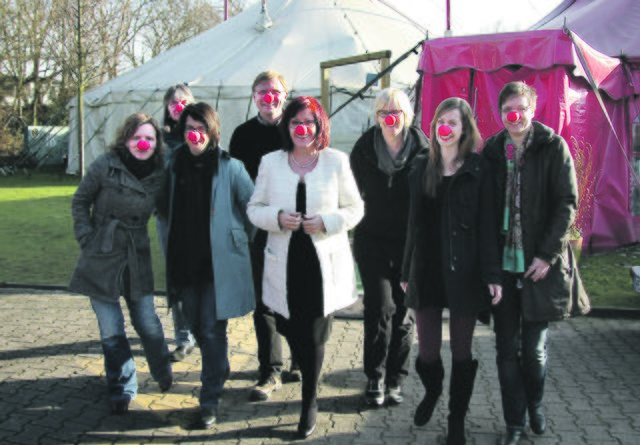 Ziehen an einem Strang (von links): Ute Herberg („Zirkus macht stark“), Barbara Menges (Kommunales Integrationszen-trum Herne), Ylva Queisser („Zirkus macht stark“), Rainer Deutsch (Circus Schnick-Schnack), Ingrid Fischbach (Parlamentarische Staatssekretärin), Monika Müller (Grundschule Berliner Platz), Teresa Grünhage (Paritätisches Bildungswerk) und Claudia Huhmann (Grundschule Berliner Platz). Foto: Angelika Thiele