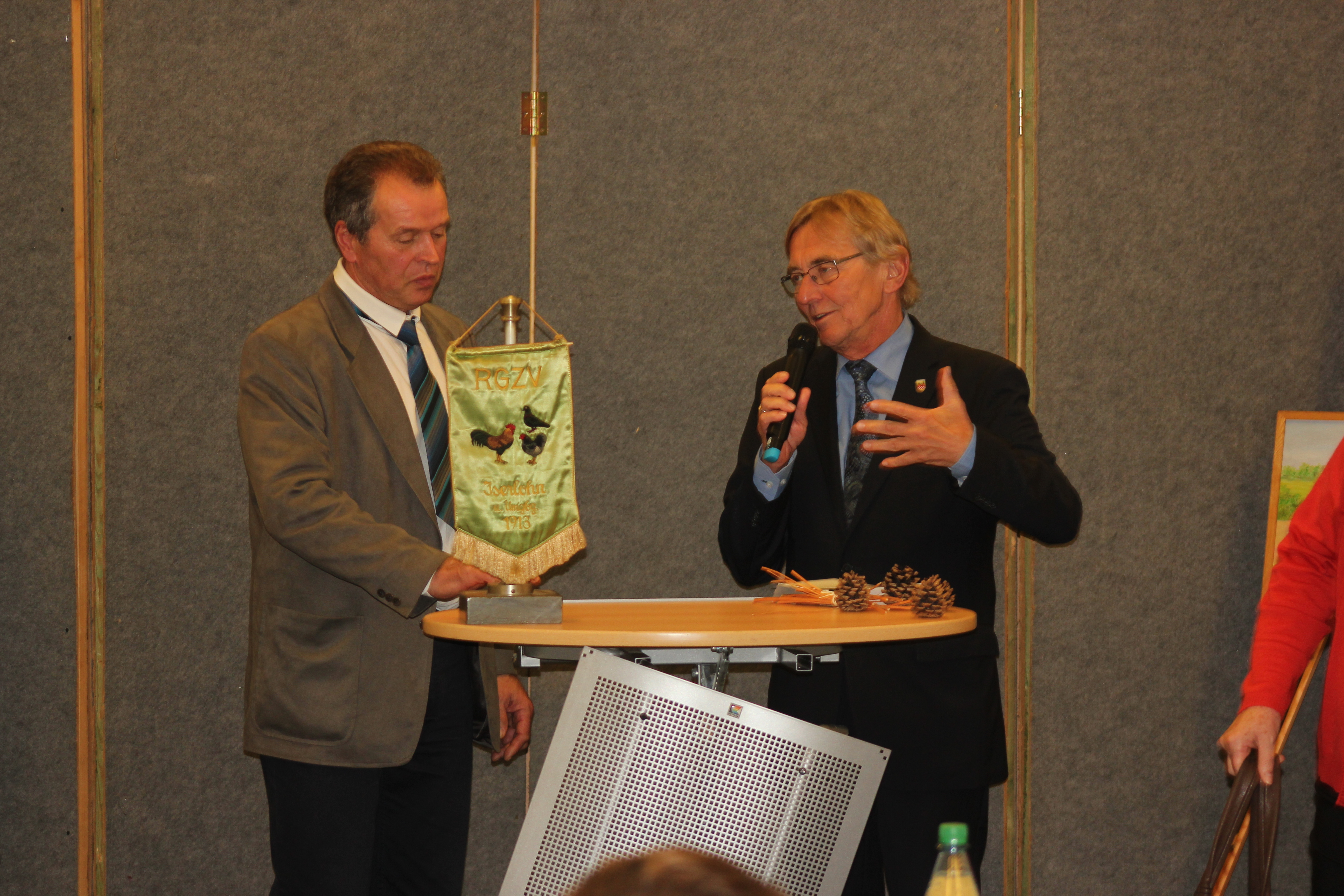 Bürgermeister Dr. Ahrens und Vorsitzender Albert Oelmann eröffnen die Jubiläumsschau