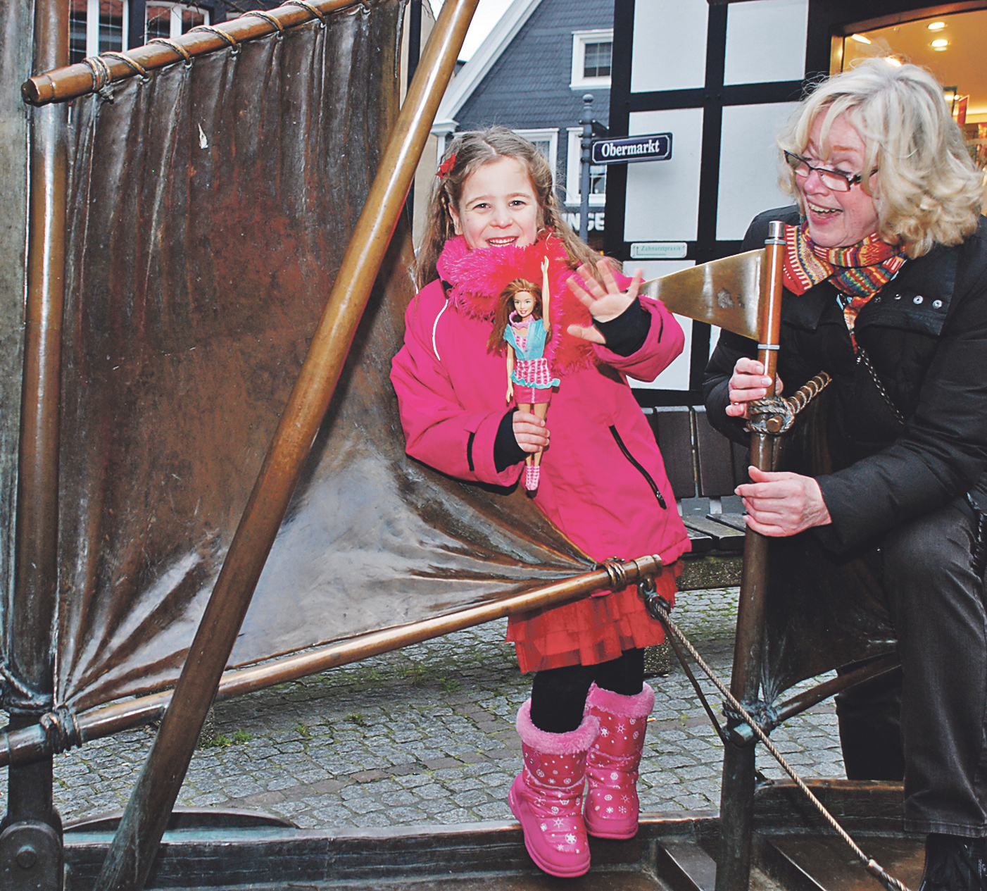 Die sechsjährige Melisa mit ihrer Patin Ursula „Uschi“ Eckold am Treidelbrunnen in Hattingen. Wenn Melisa vom Kindergarten abgeholt wird, machen die beiden oft einen Spaziergang Foto: Pielorz