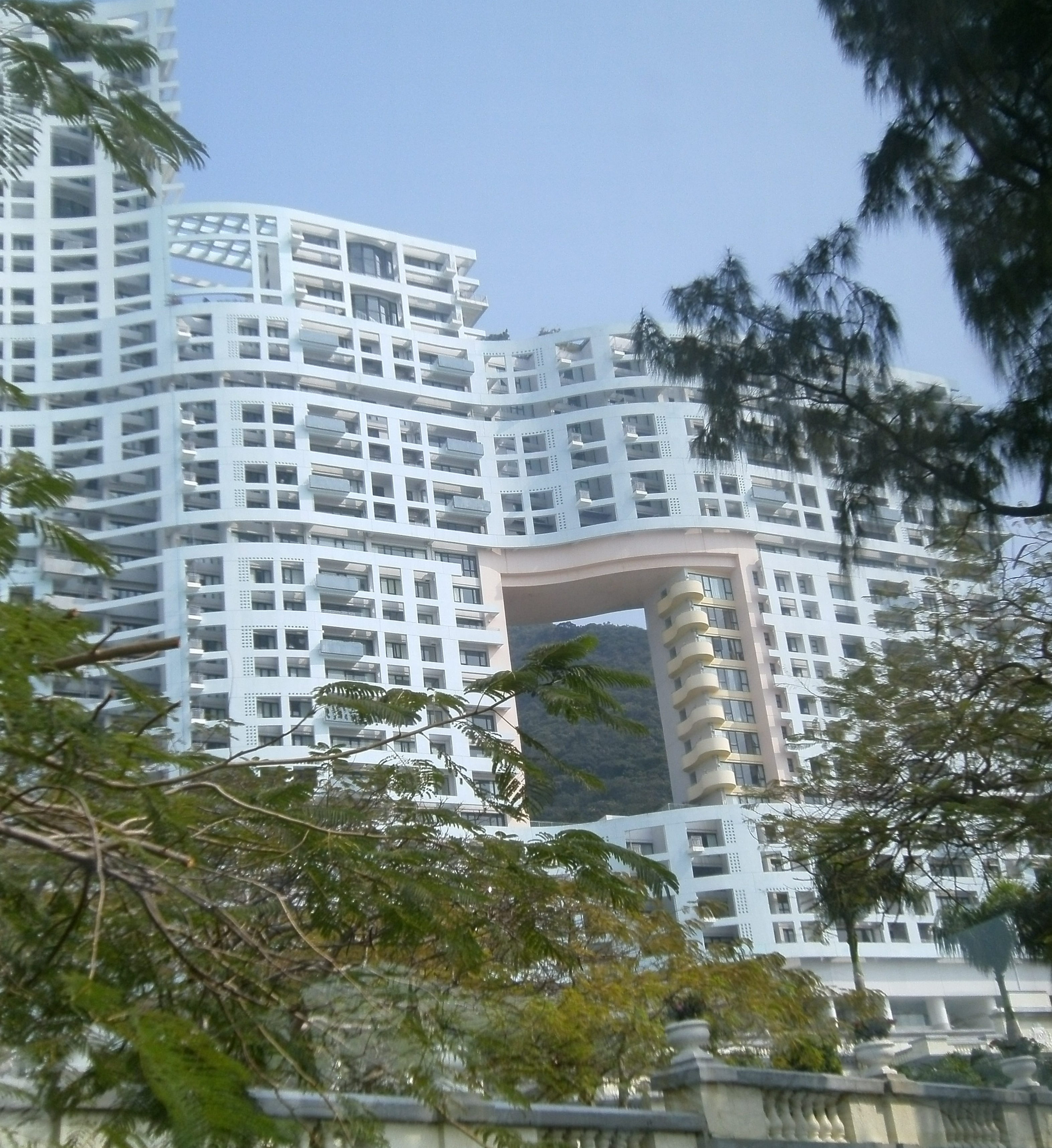 hong kong hochhäuser mit loch... EssenSteele