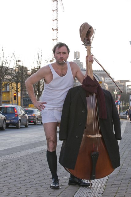 In feinripp bei den Proben für "Der Kontrabass".
