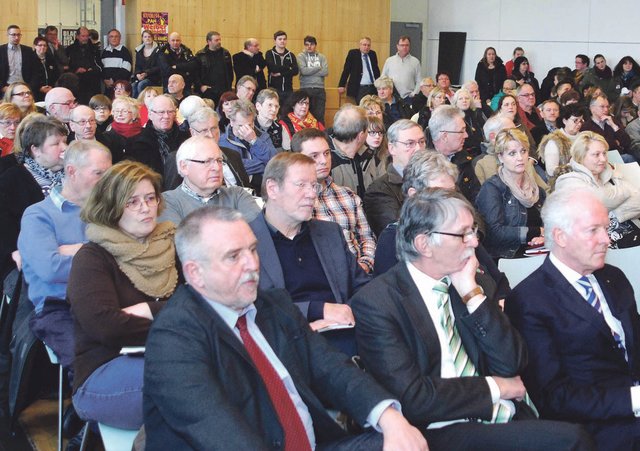Voll war es im Multifunktionsraum bei der Ratssitzung, in der es auch um den Eltenberg ging. Foto: Ralf Beyer
