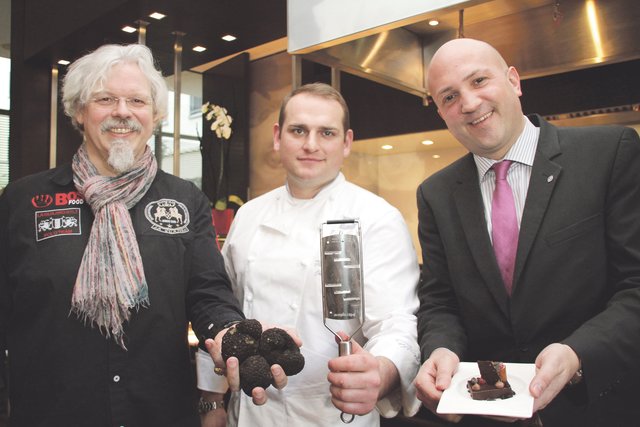 Von links: Trüffelexperte Ralf Bos, Küchenchef Florian Conzen und der stellvertretende Hoteldirektor Oliver Kurscheid freuen sich auf das Trüffelmenü am Valentinstag. Foto: Siegel