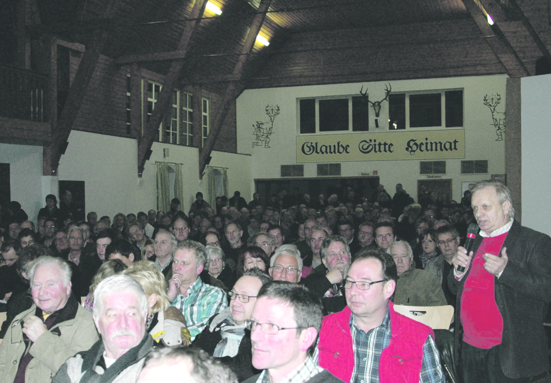 Rund 250 Bürger waren zu der Veranstaltung in die Amecker Schützenhalle gekommen, um mehr Informationen zu erhalten, nachzufragen oder Kritik zu üben. Anlieger Hans Klein (r.) forderte u.a. Einsicht in das Wertgutachten.