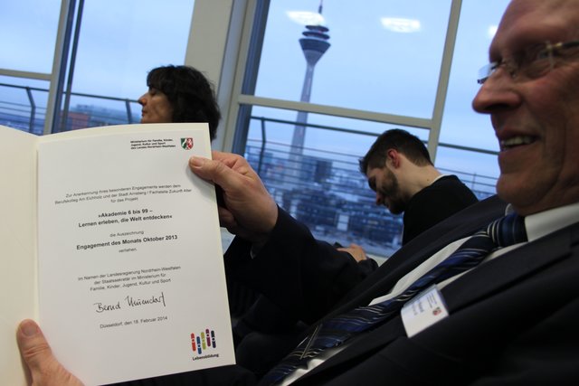 Schulleiter der BKAE Werner Roland hält die Urkunde in der Händen | Foto: Marita Gerwin