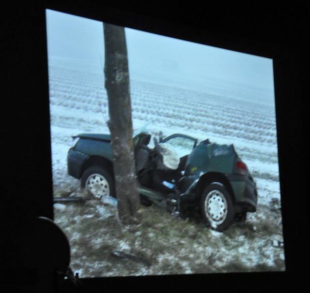 ...angesichts der gezeigten Bilder von verunglückten PKWs junger Mitmenschen.