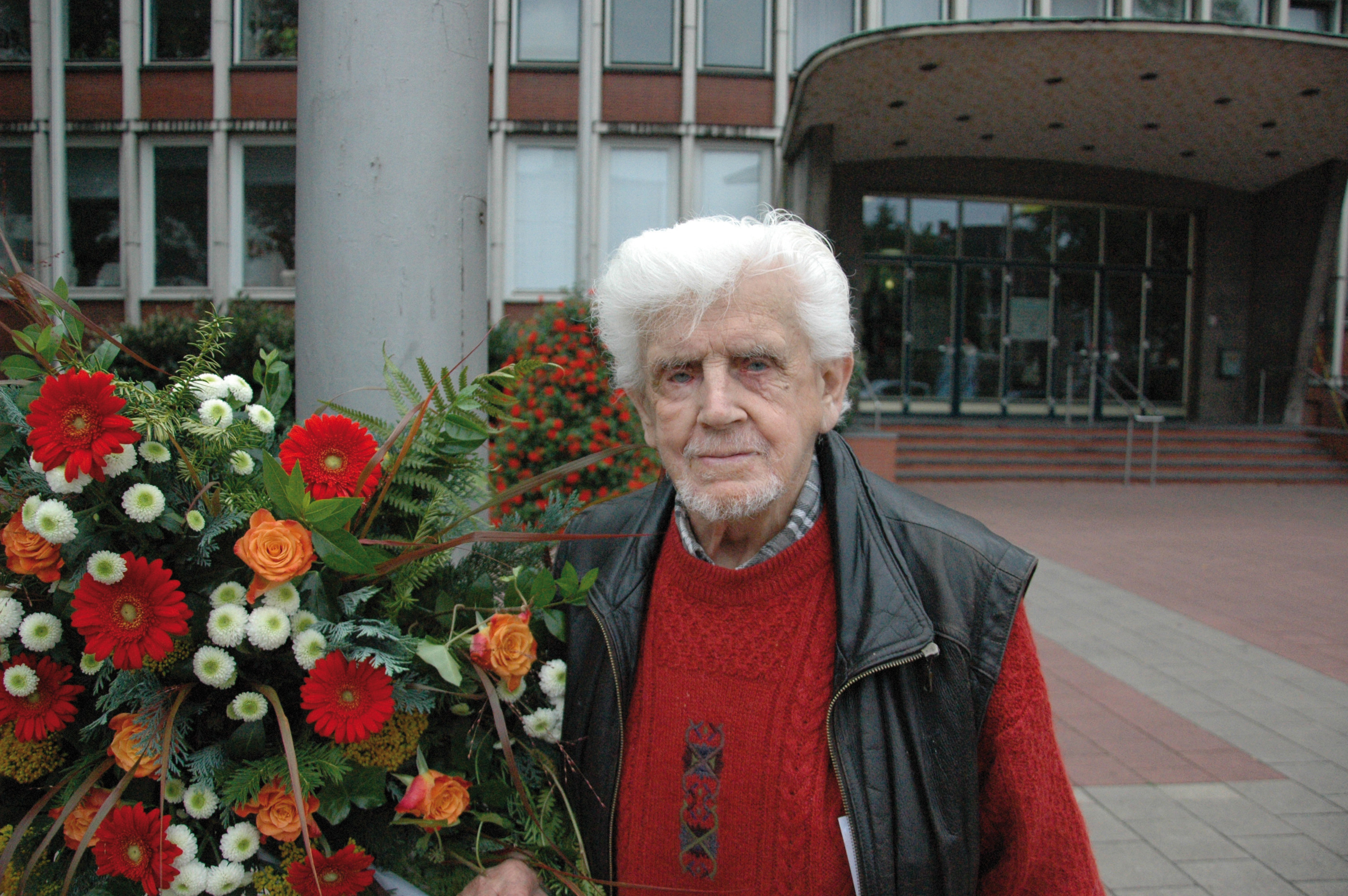 Hannes Bienert auf dem Platz vor dem Wattenscheider Rathaus, der durch seine Initiative nun Betti-Hartmann-Platz heißt.